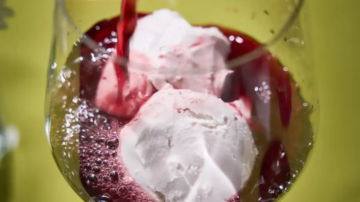 A Classy Twist on a Classic Dessert: Red Wine Floats