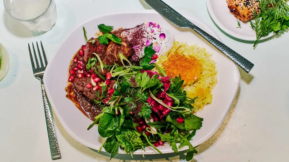 Berlin’s dining map now includes twelve restaurants that serve global flavors far beyond the classic currywurst, from Sichuan zhajiang noodles to Iranian tahdig, redefining the city’s culinary reputation.