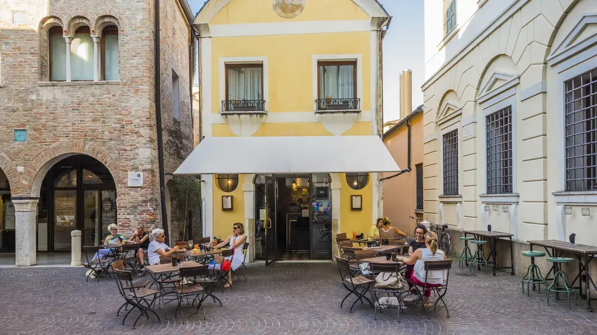 Dining Italian Style: Essential Phrases to Know