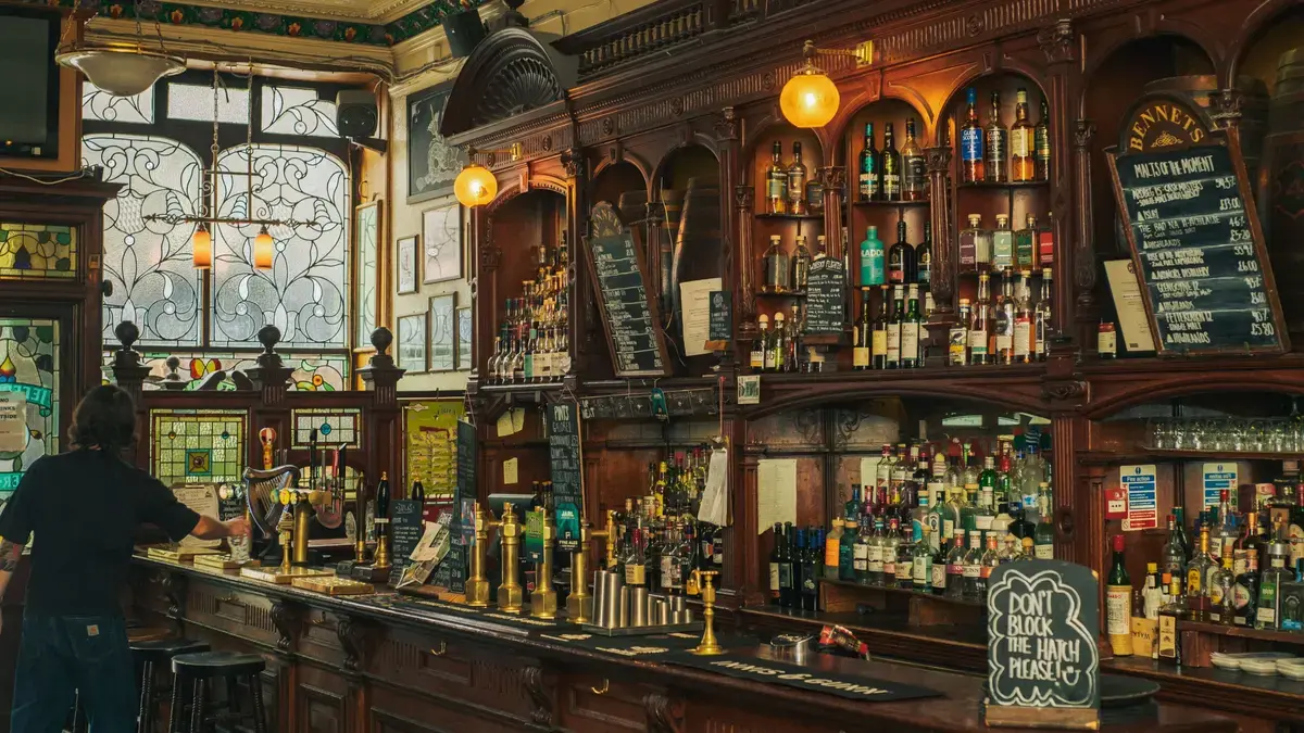 Edinburgh pubs supreme tour: Eat and drink like a local