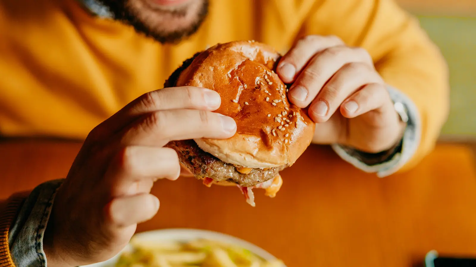 The Classic Hamburger Chain That Struggles To Catch Up With McDonald's