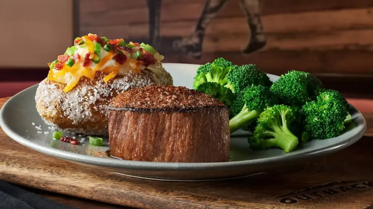 Outback Steakhouse Opens Early for Lunch Crowd