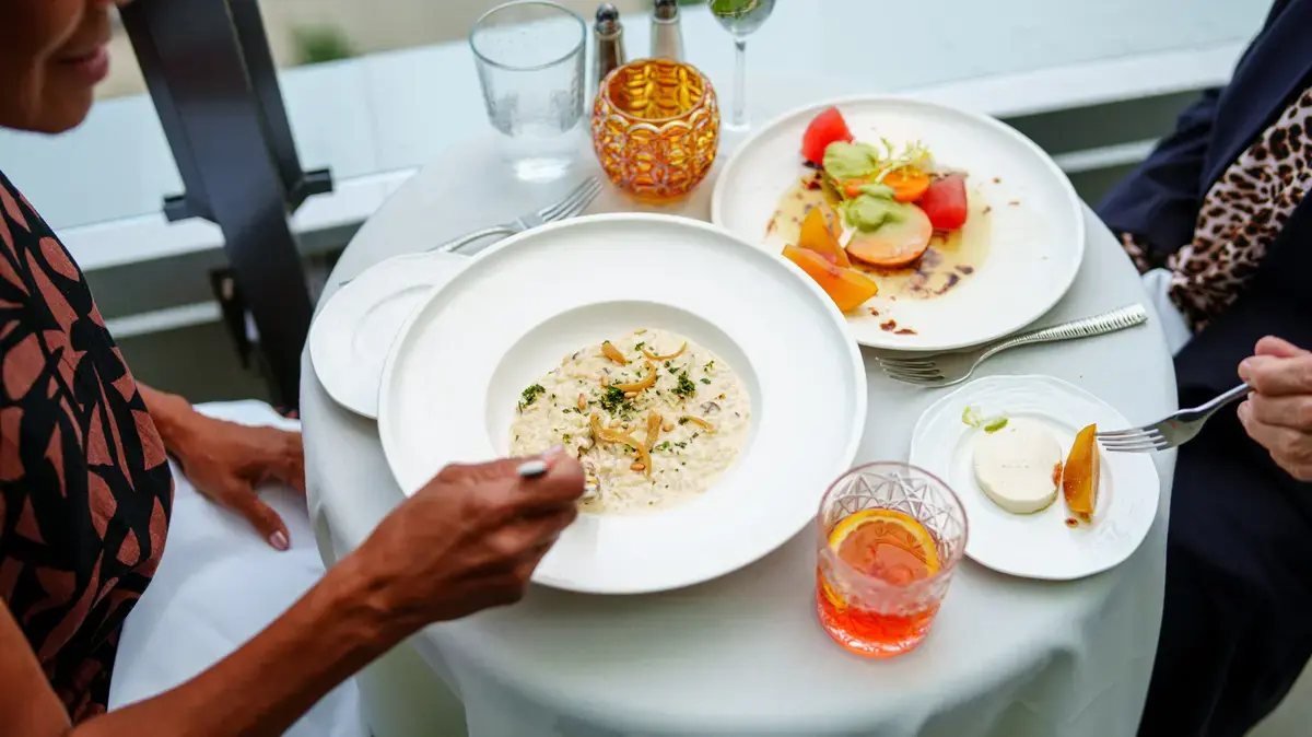 Pioneering Eatery Empowered Women Diners