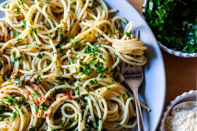Spaghetti Aglio e Olio: A Simple Meal for Busy Lives