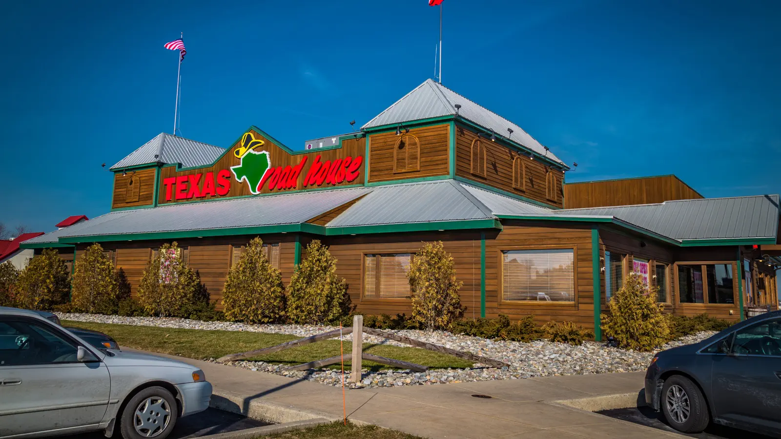 Texas Roadhouse serves as a dominant force in casual dining, particularly for steak enthusiasts. The chain offers large portions and unlimited dinner rolls. However, standard ordering habits may limit the quality of your meal. Four specific tips can enhance your steak experience at this popular restaurant