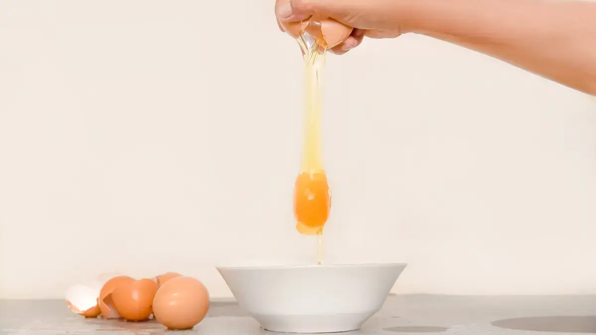 The Secret to One-Handed Egg Cracking Revealed