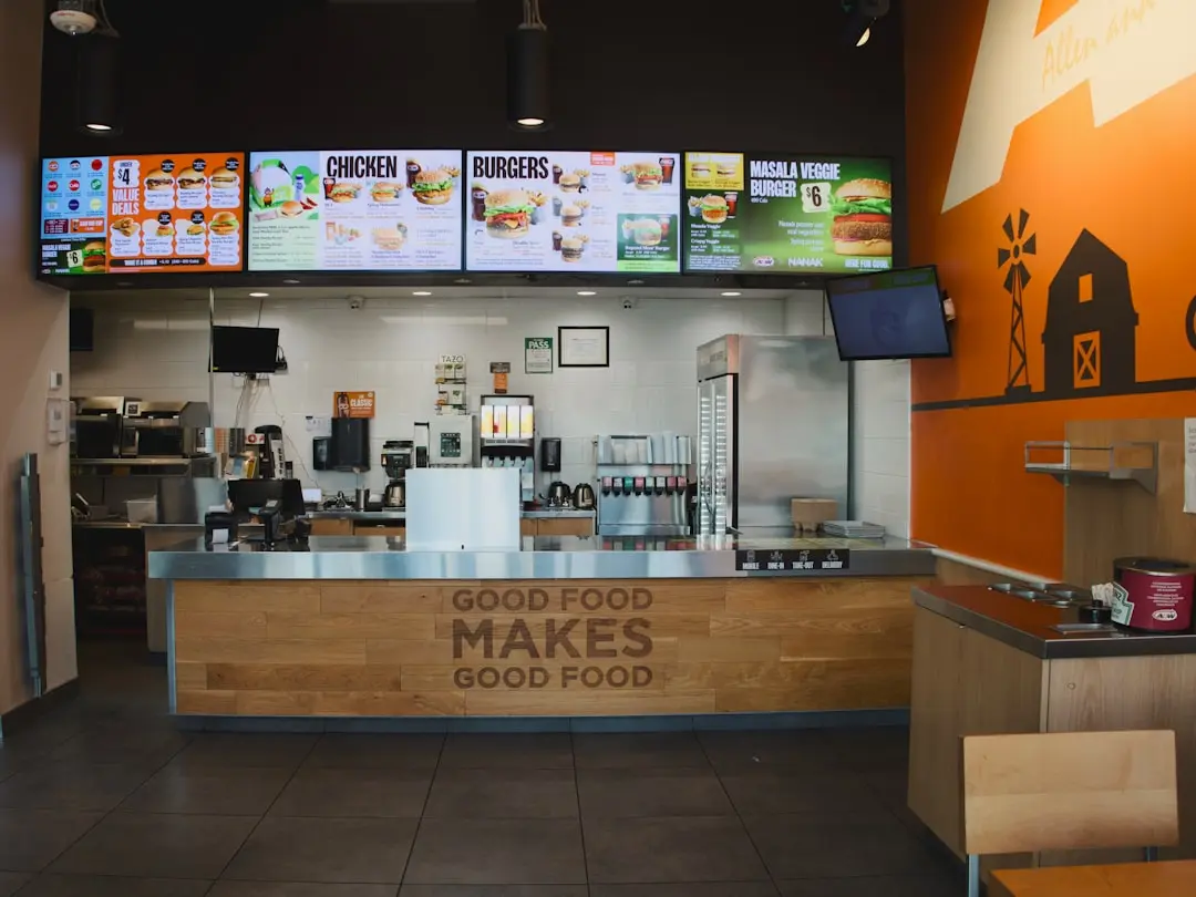 Six major fast food chains were evaluated for their standard cheeseburger offerings. A taste test focused exclusively on the basic patty and cheese combination. The goal was to identify which chain delivers the best fundamental flavor profile. This assessment ignores complex toppings or premium ingredients. It strips the product down to its core components. The evaluation took place across various locations. Each burger was purchased fresh during peak service hours. The results highlight significant differences in quality control. Some brands consistently outperform others in this simple category