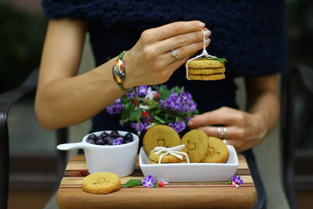 Christmas Cookie Traditions Fill Holiday Tins Early