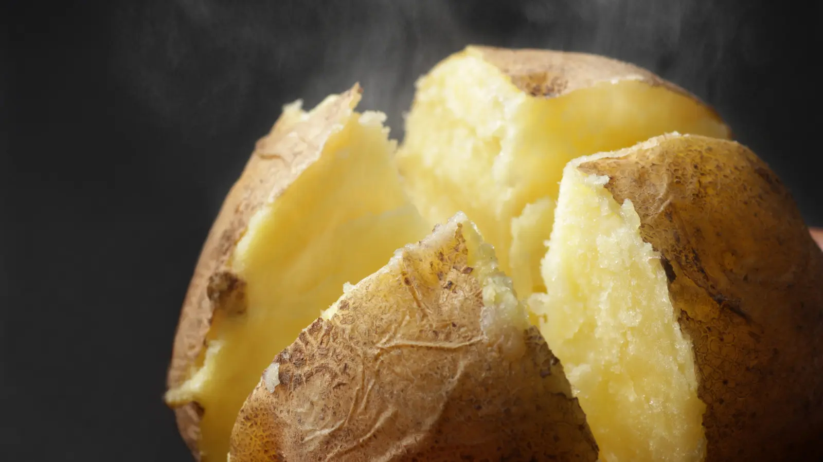 The Bold Creamy Drizzle That Turns Bland Baked Potatoes Into A Garlic Lovers' Favorite Side