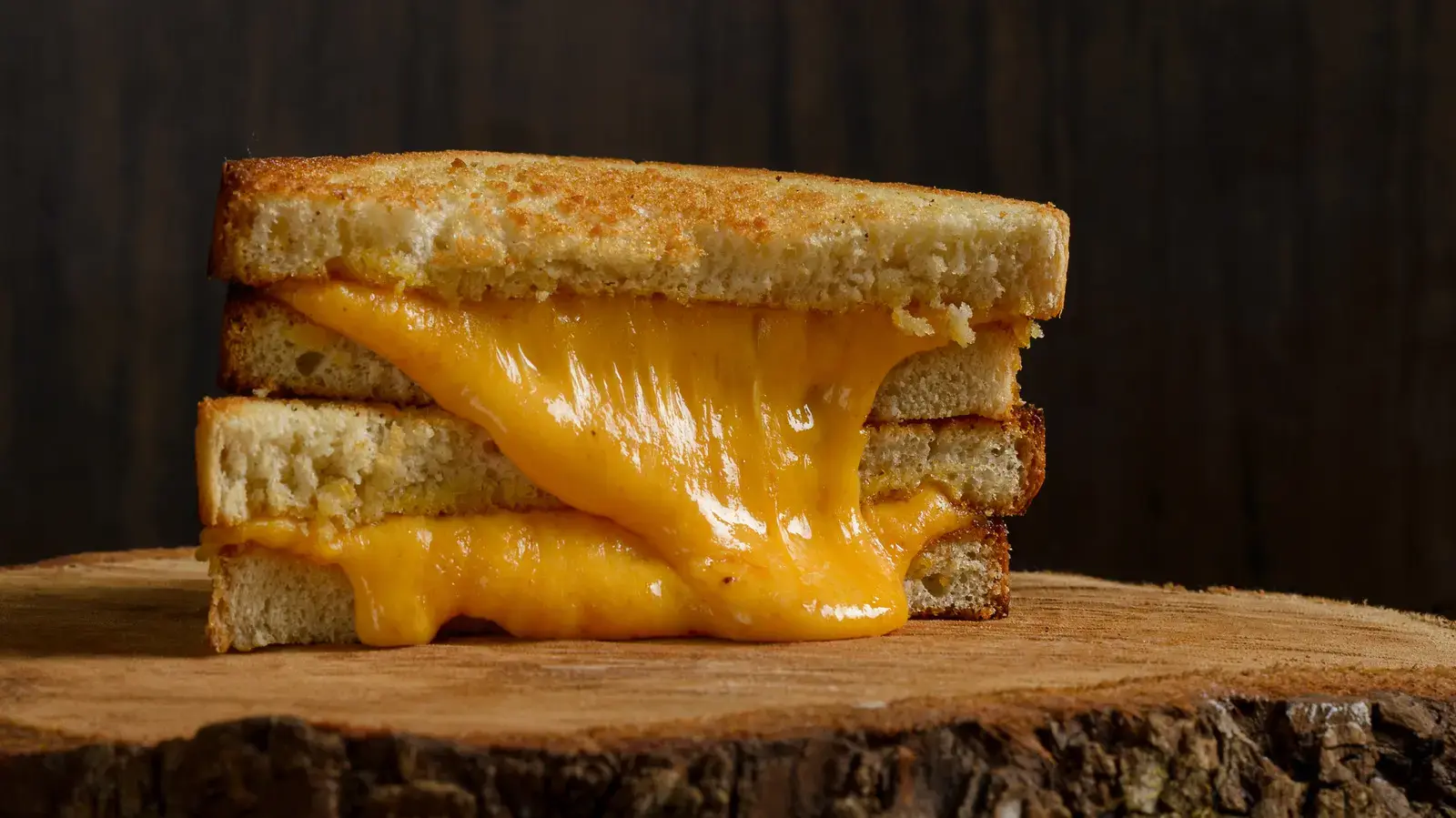 Grilled Cheese Pairs Better With This Canned Soup Than Tomato