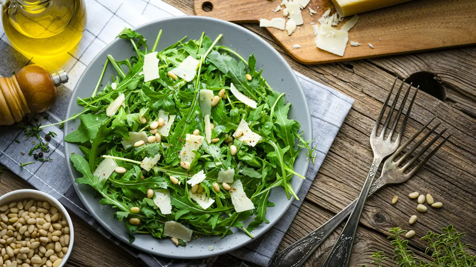 How To Make Your Salad Restaurant-Style With Pantry Staples