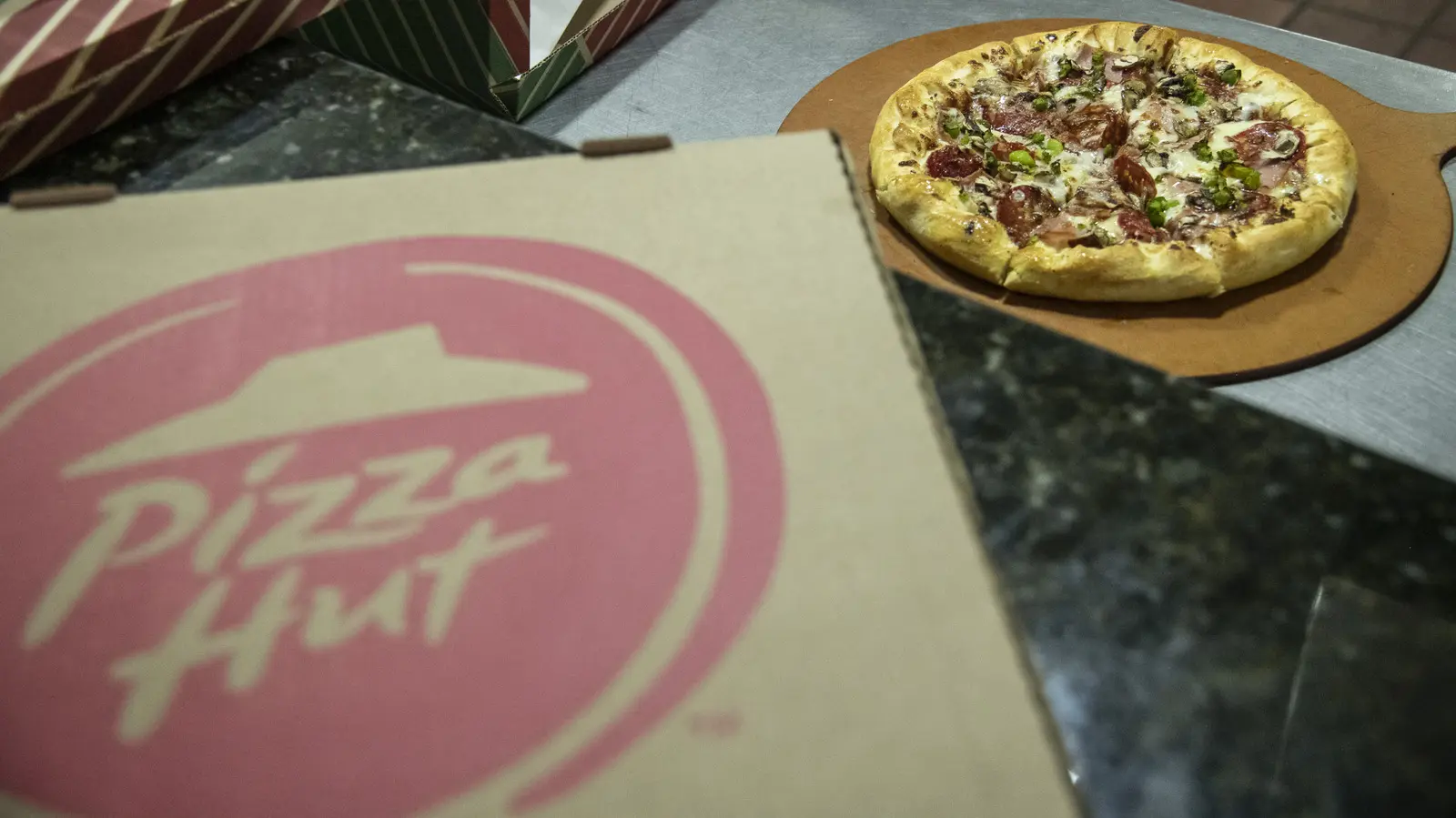 For A Heartier Pizza Hut Pizza, Order It Like This Texas-Style Pie From Germany