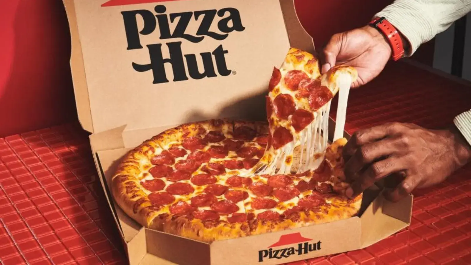 Pizza Hut Turns Back the Clock with an 80s‑Era Dining Experience in Florida