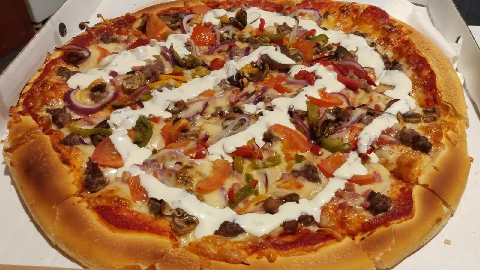 Give Your Pizza a Scandinavian Twist with This Rich Garlic Cream Sauce