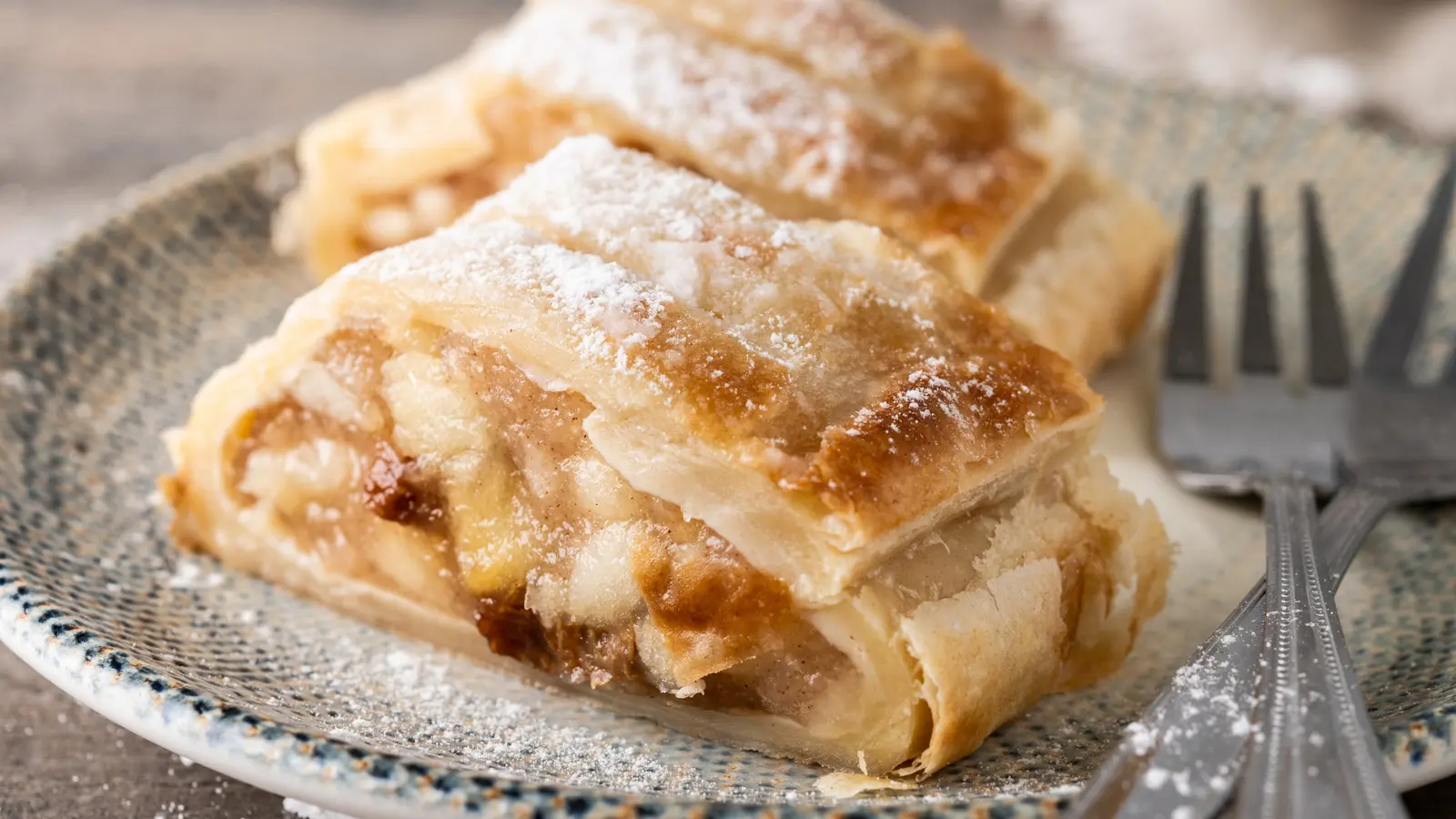Forget the Classic Apple Pie: A Quick Store‑Bought Strudel Brings Autumn Home