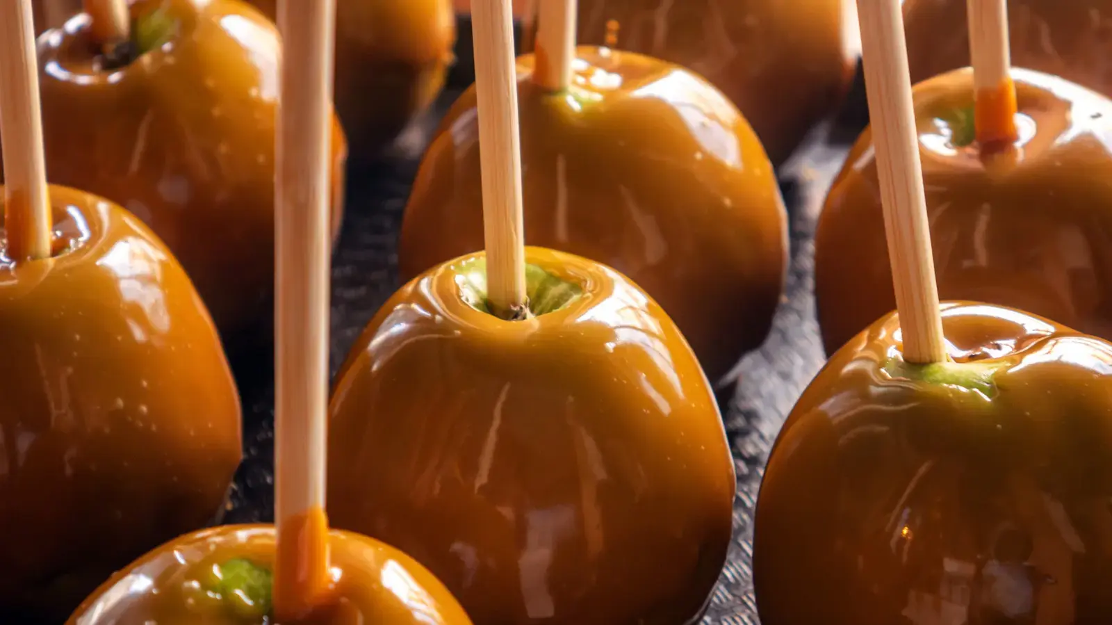 14 Creative Caramel Apple Topping Ideas for Fall