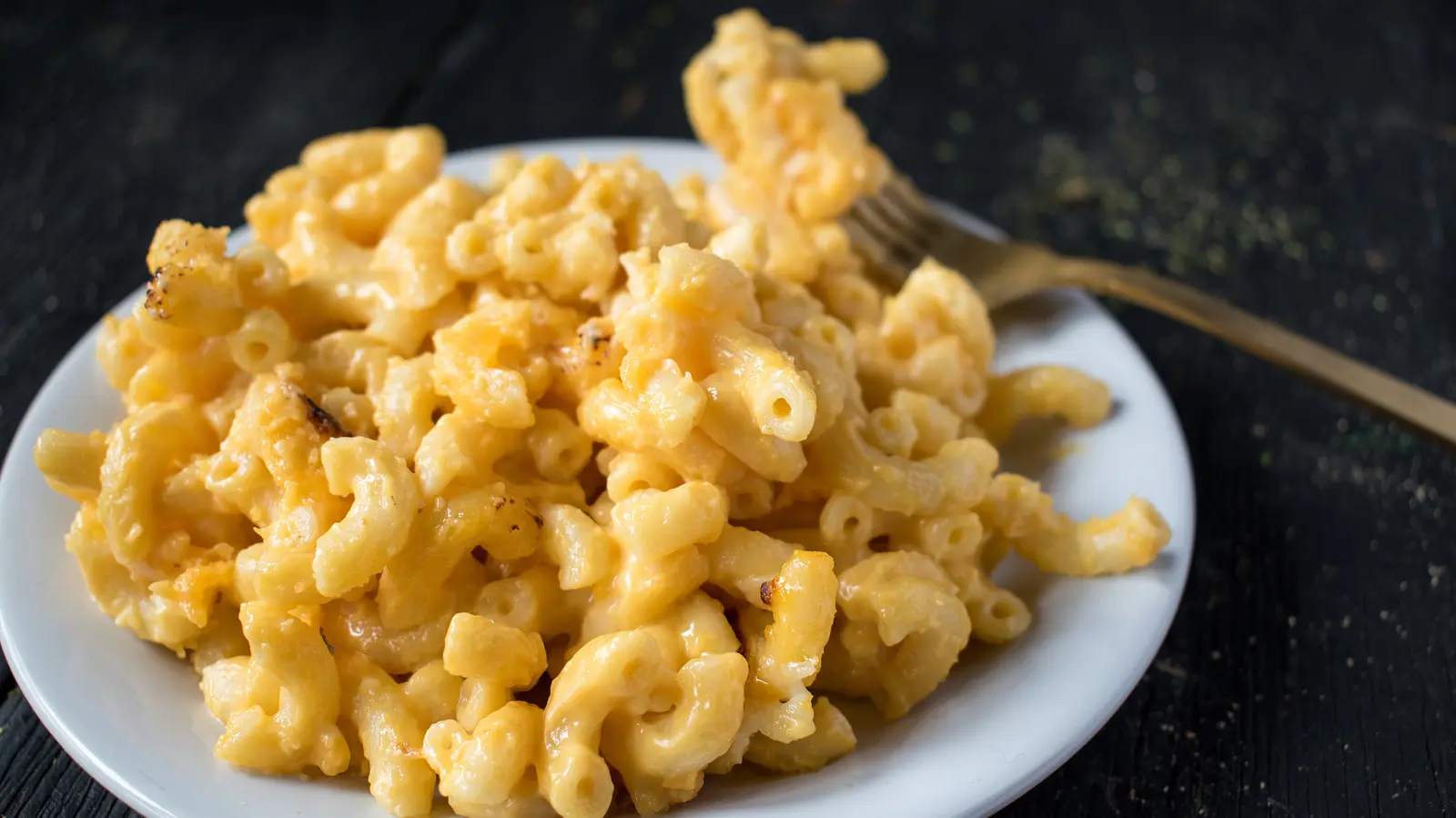 Mac and Cheese Gets a Southern Upgrade with This Simple Topping