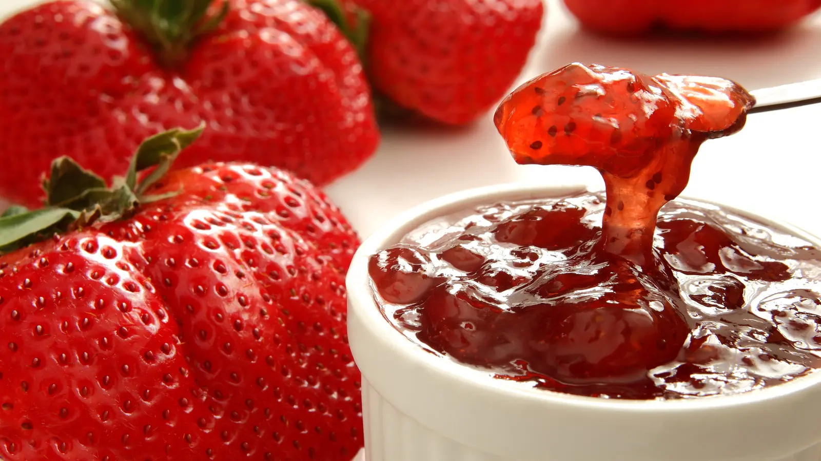 A Simplified Approach to Crafting Strawberry Jam at Home