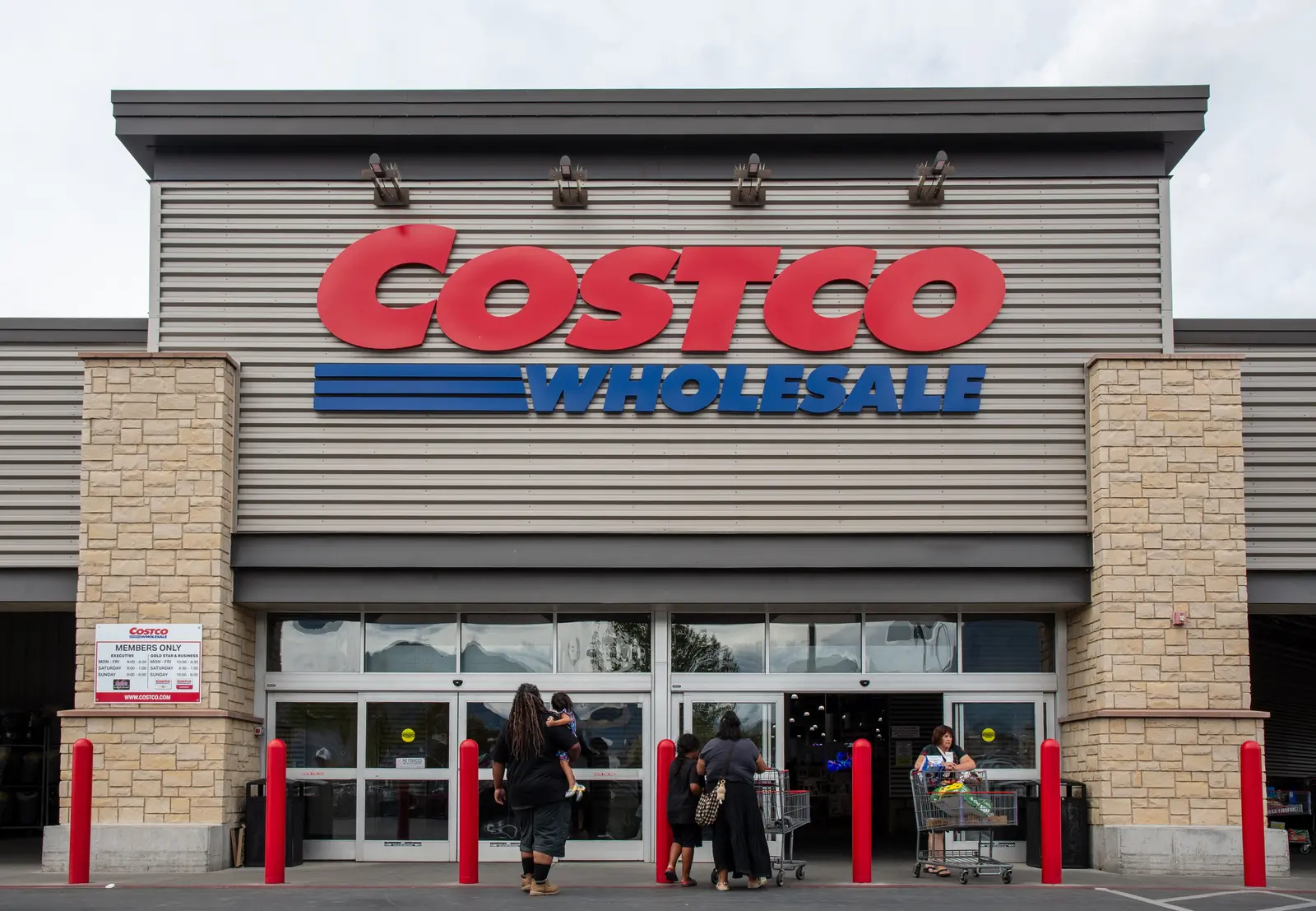 Churro Fans Find Disneyland‑Style Treat in Costco Freezer