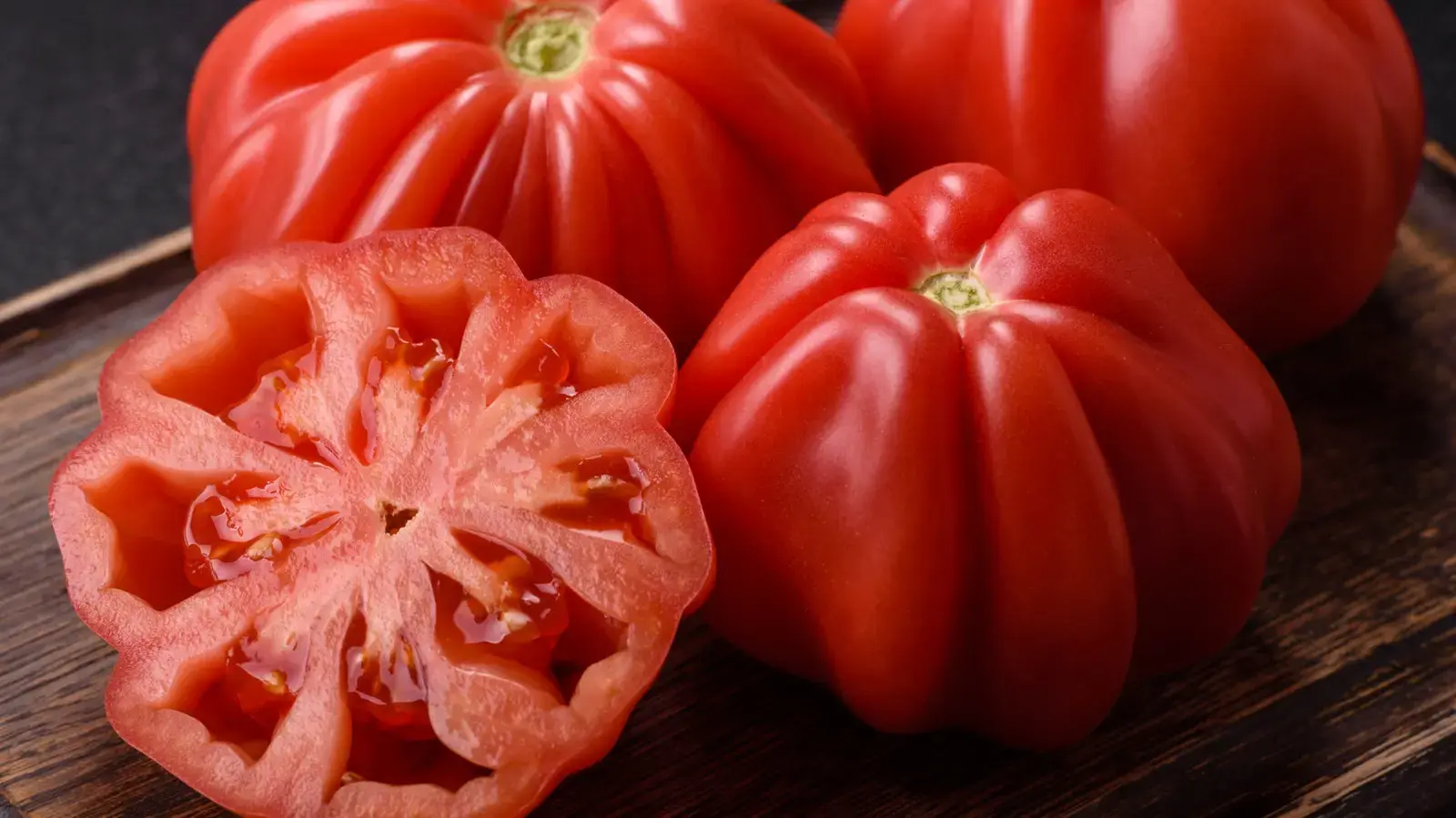Give Tomato Sandwiches An Instant Flavor Overhaul With A Sprinkle Of This Overlooked Seasoning