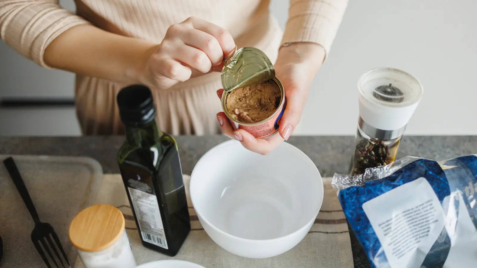 Internet Chef Turns A Loaf Of Bread, Canned Tuna, And A Few Kitchen Staples Into Crispy Hand Pies