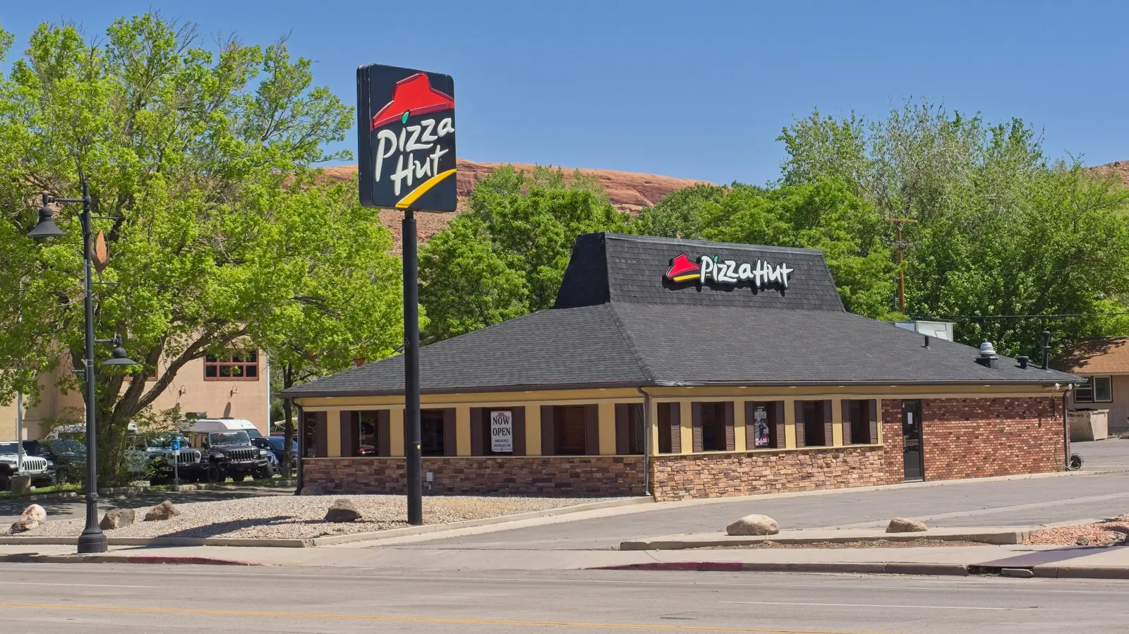 Pizza Hut Faces Rising Customer Grievances in the Digital Age