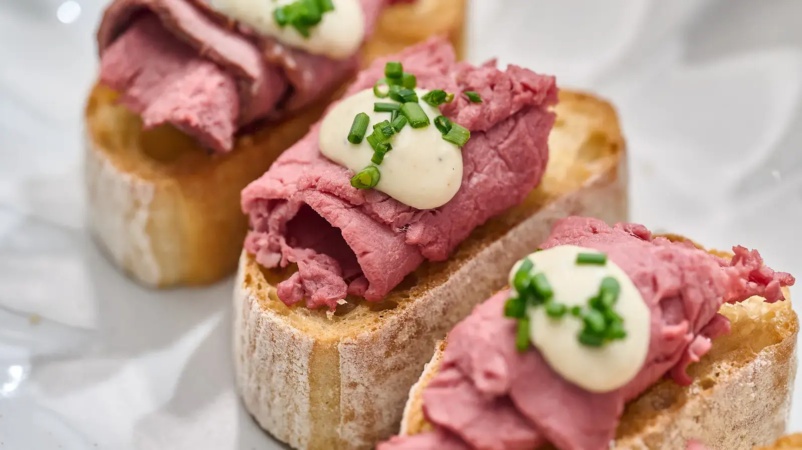 Roast Beef and Horseradish Crostini: A Simple 10‑Star Appetizer