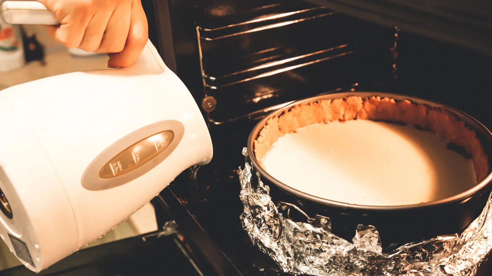Simple Sour Cream Cake: The Cheesecake Alternative Everyone Can Make
