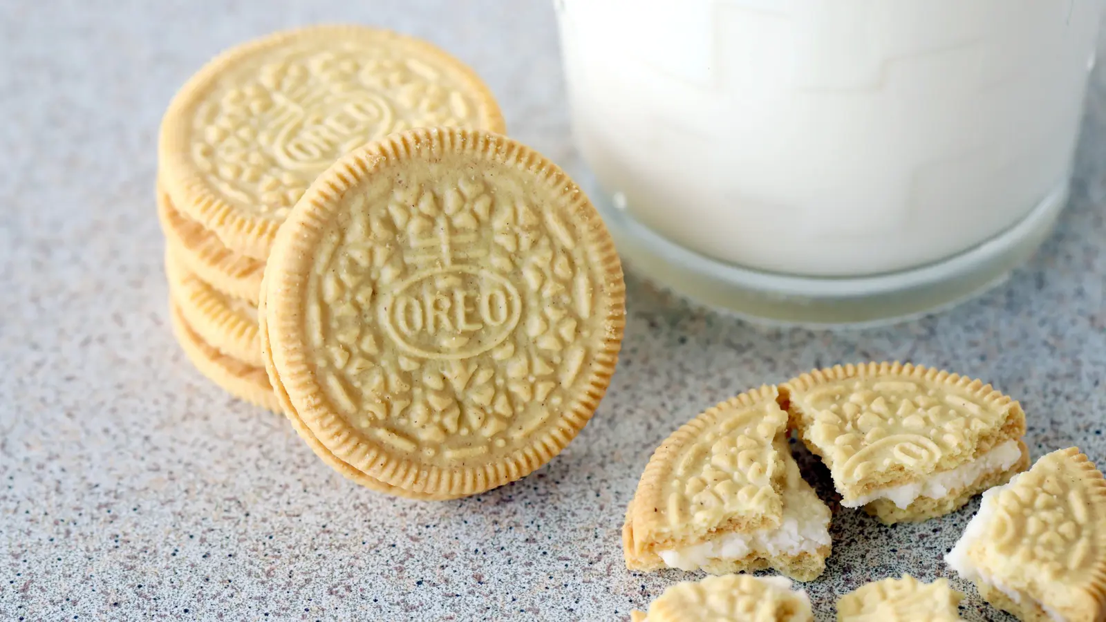 How to Turn Strawberry Jell‑O and Golden Oreos Into a Classic Dessert Topping