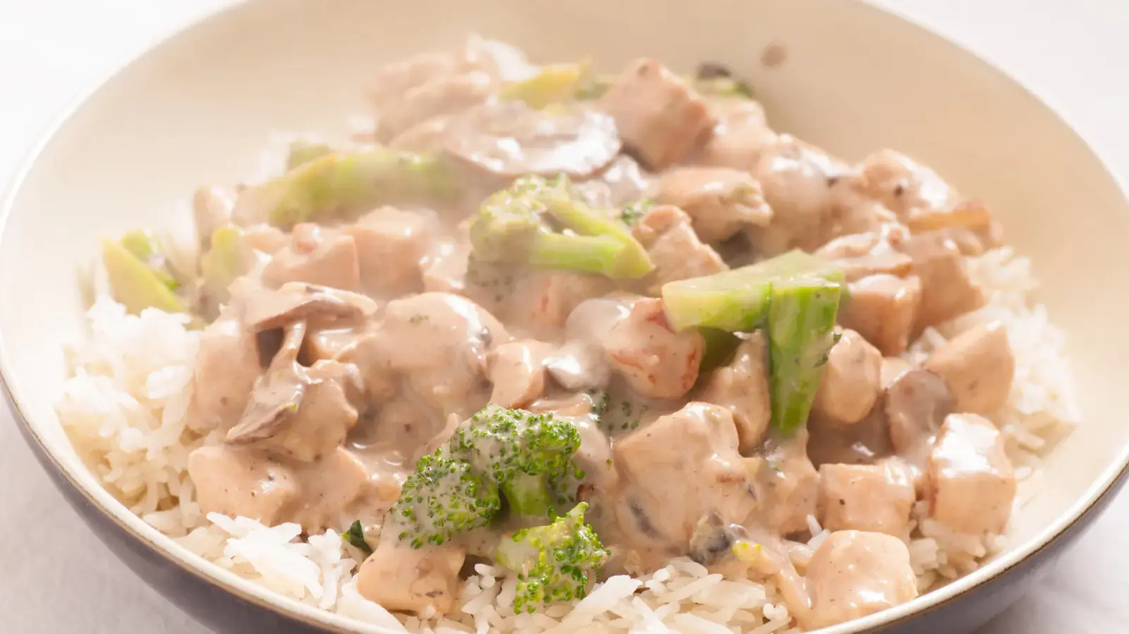 Transform Chicken Alfredo Into a Cozy Casserole With This Canned Ingredient